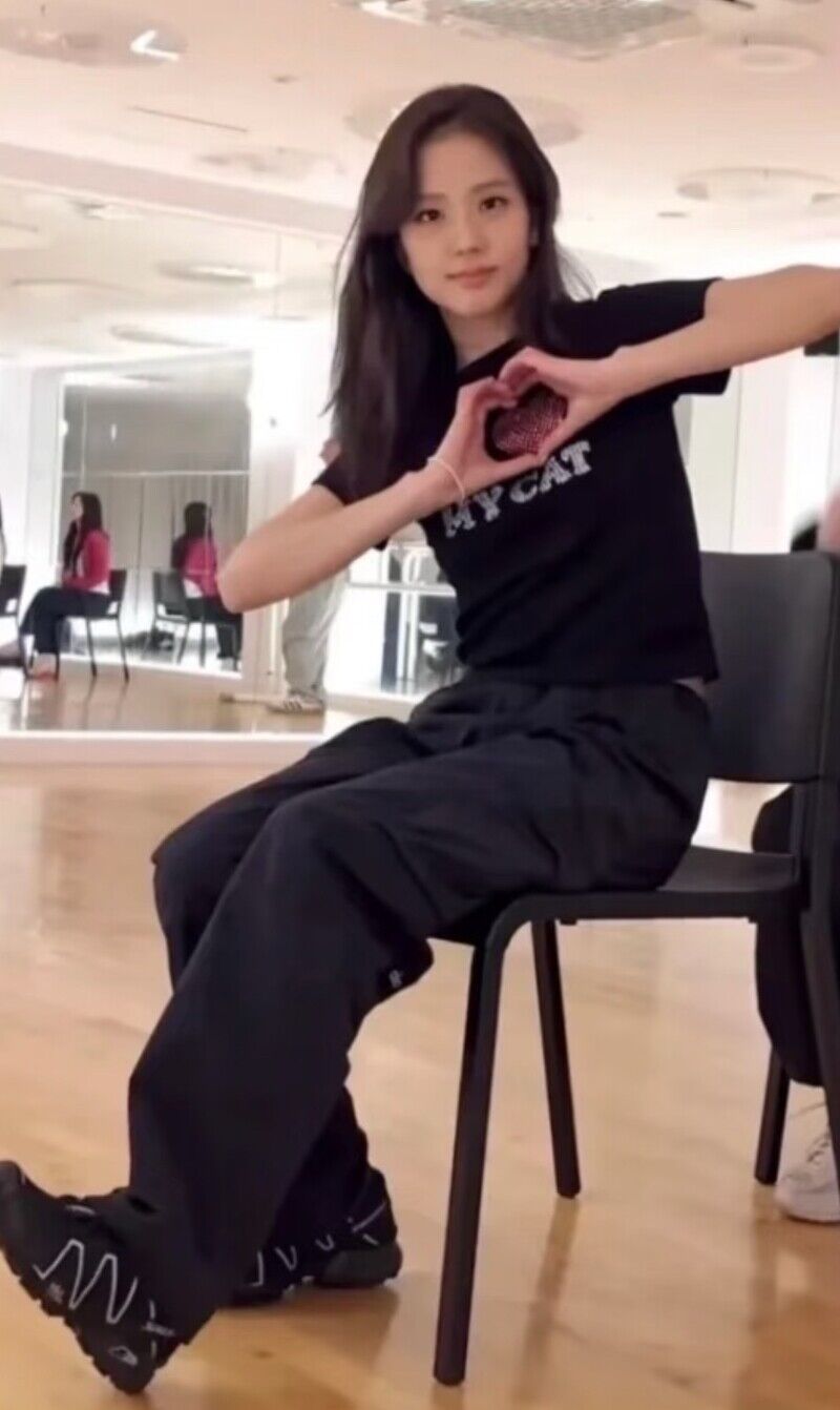 Jisoo從私服愛穿到變成Salomon代言人！同款型號幫你找到了：這雙超帥黑色跟著入手不會錯