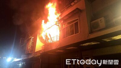 基隆民宅深夜大火!「火舌狂竄」畫面曝光 附近民眾跌倒送醫