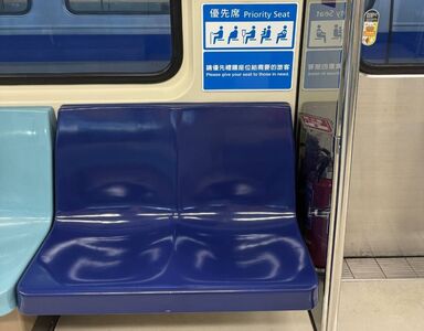 她生理期坐一般位子竟遭大媽嗆「不讓座」!網傻眼:對面有優先席