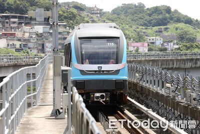 快訊/新北捷運驚傳持刀事件!男揮舞美工刀遭壓制 竟是通緝犯