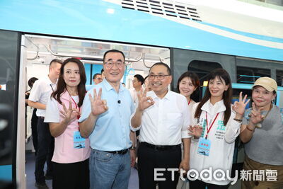 與侯友宜搭乘三鶯線首班列車 李四川:市政就是一棒接一棒