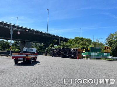 閃同向車失控!南州交流道大貨車側翻躺路邊 現場畫面曝