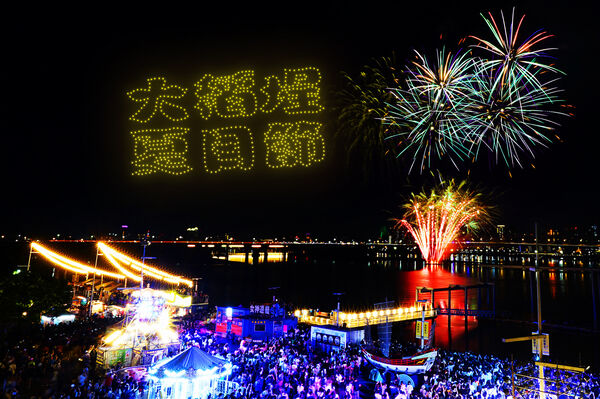 ▲「2026大稻埕夏日節」將於7月25日至8月15日登場，今年首度攜手索尼影業，邀請超人氣英雄「蜘蛛人」跨界合作，不僅有2場結合煙火與無人機的夜空展演，蜘蛛人還將現身大稻埕街區。（示意圖／觀傳局提供）