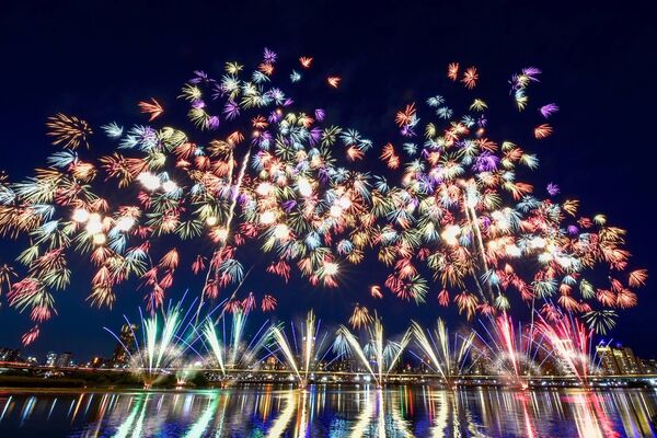▲「2026大稻埕夏日節」將於7月25日至8月15日登場，今年首度攜手索尼影業，邀請超人氣英雄「蜘蛛人」跨界合作，不僅有2場結合煙火與無人機的夜空展演，蜘蛛人還將現身大稻埕街區。（示意圖／觀傳局提供）
