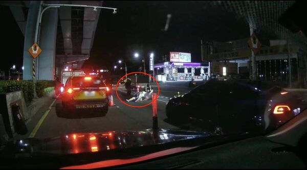▲▼邱女毒駕跪地求饒「拜託原諒我一次」，謝男衝出計程車遭警壓制，在他身上起獲毒品安非他命             。（圖／記者陳以昇翻攝）