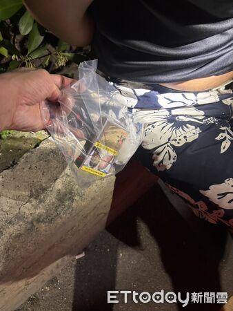▲▼邱女毒駕跪地求饒「拜託原諒我一次」，謝男衝出計程車遭警壓制，在他身上起獲毒品安非他命             。（圖／記者陳以昇翻攝）