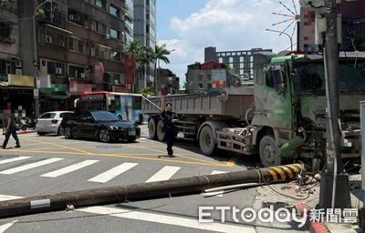 南港車禍畫面曝！聯結車閃迴轉車撞斷電線桿　酒駕又毒駕當場被逮