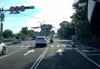 自小客鬼切左轉「猛撞自小客」摔車翻滾　超扯畫面全都錄