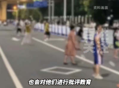 護欄當球網!多名陸家長帶小孩「在路中間打羽球」 喇叭也趕不走