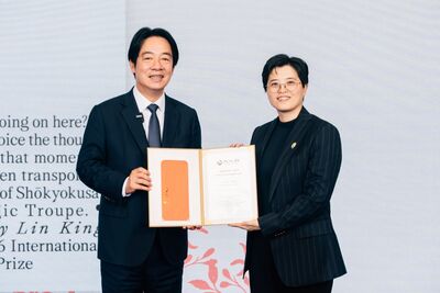 賴清德頒百萬給楊双子、金翎 讚臺灣漫遊錄如梅西「帽子戲法」