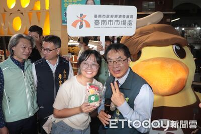 黃偉哲攜夜奇鴨現身復華夜市　啟動全台南夜市巡禮