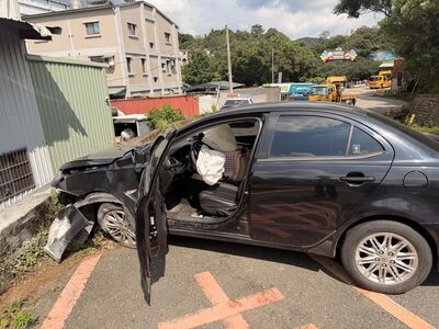 通緝犯後視鏡瞄到警車!緊張撞護欄被逮 身上又被抄出海洛因