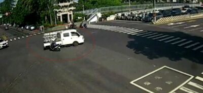 台南小貨車左轉!機車剎不住猛撞 35歲騎士緊急送醫