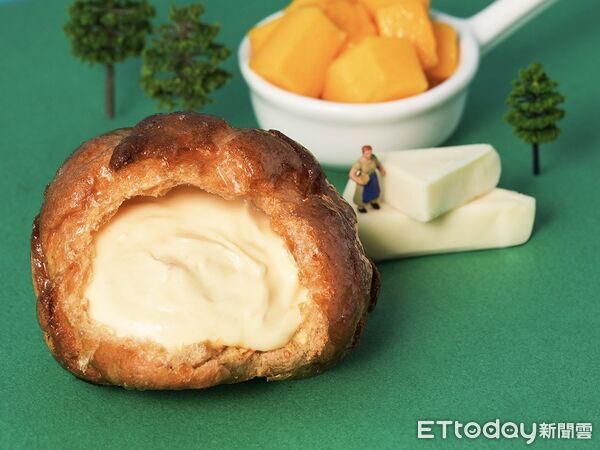 ▲▼beard papa&rsquo;s本月找來迷客夏聯手推出新口味「娜杯紅茶拿鐵」，同時開賣「芒果乳酪泡芙」，人氣派皮「QQ麻糬派」、「脆糖耶克」也同步回歸。（圖／beard papa&rsquo;s提供）