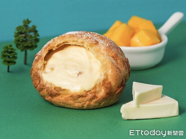 ▲▼beard papa&rsquo;s本月找來迷客夏聯手推出新口味「娜杯紅茶拿鐵」，同時開賣「芒果乳酪泡芙」，人氣派皮「QQ麻糬派」、「脆糖耶克」也同步回歸。（圖／beard papa&rsquo;s提供）