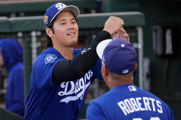 ▲羅伯斯完成執教生涯1000勝，大谷翔平賽後送上擁抱祝賀。（圖／達志影像／美聯社）。