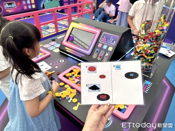 ▲台灣樂高在統一時代百貨台北店2樓夢廣場打造「樂高夏日遊樂場」，即日起至7月19日免費體驗。（圖／記者彭懷玉攝）