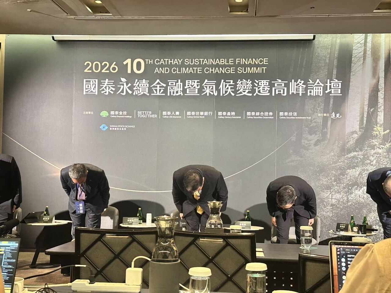 郭明鑑兼職風波燒不完! 國泰金老總率一級主管90度鞠躬道歉