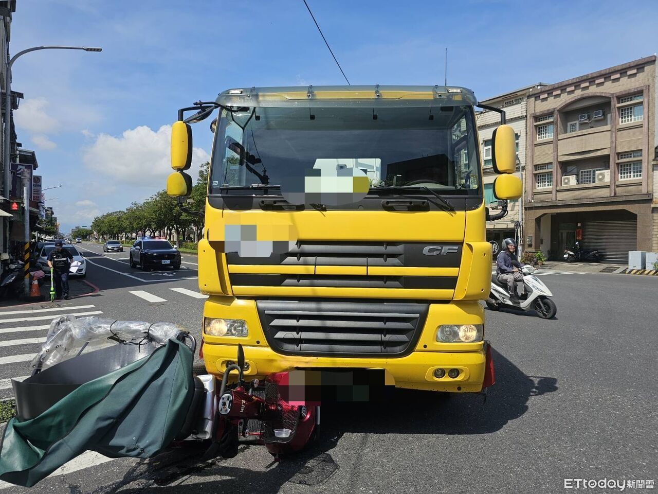 宜蘭油罐車猛撞電輔車「婦險被捲入輪下」 驚悚畫面曝光 | ETtoday社會新聞 | ETtoday新聞雲