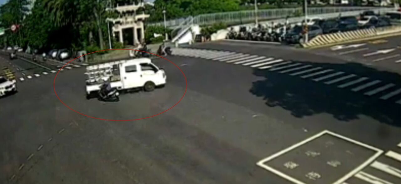 台南小貨車左轉!機車剎不住猛撞 35歲騎士緊急送醫 | ETtoday社會新聞 | ETtoday新聞雲