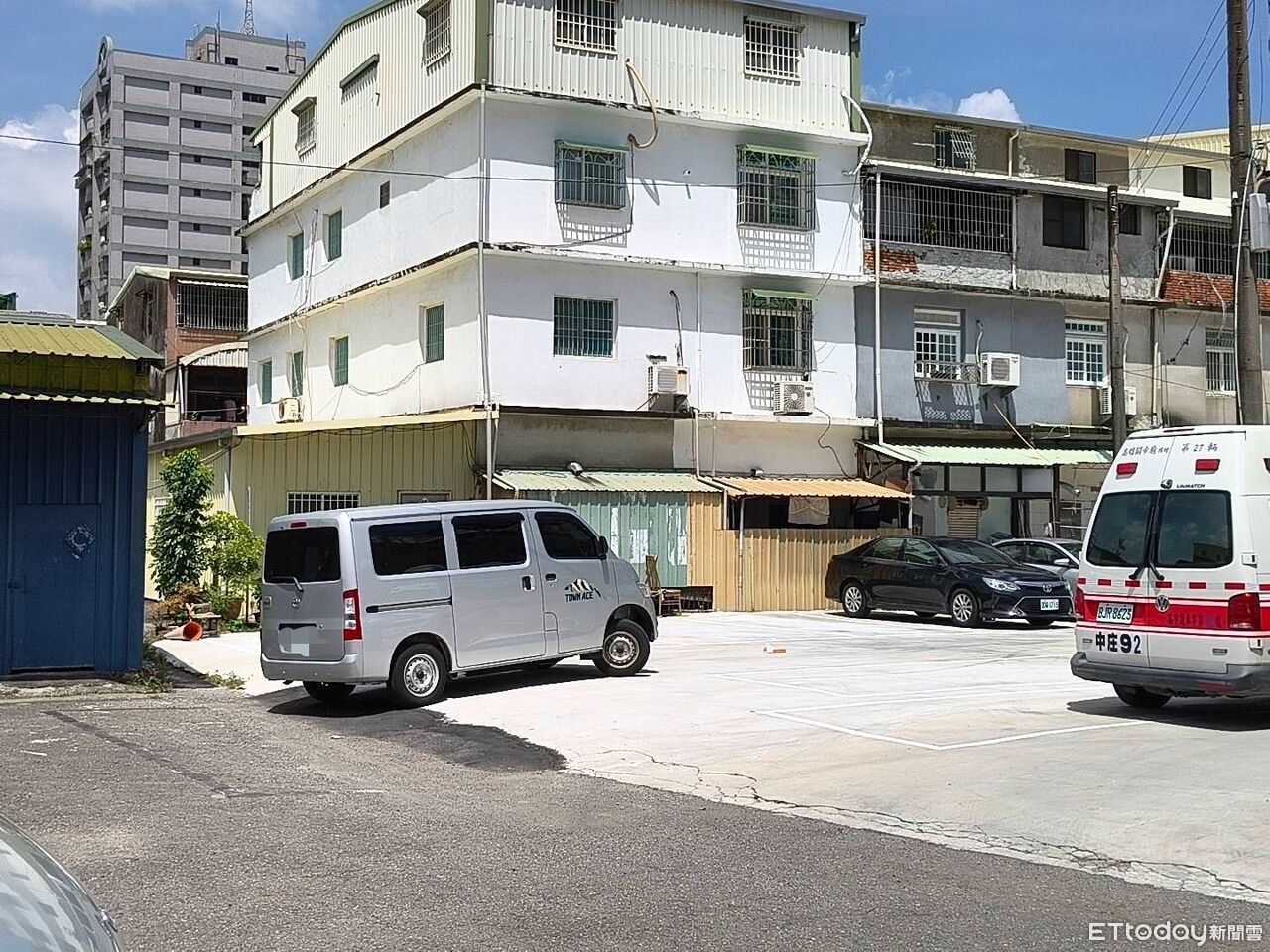 快訊/高雄男下車跌倒+手煞車沒拉緊 遭壓車底獲救 | ETtoday社會新聞 | ETtoday新聞雲