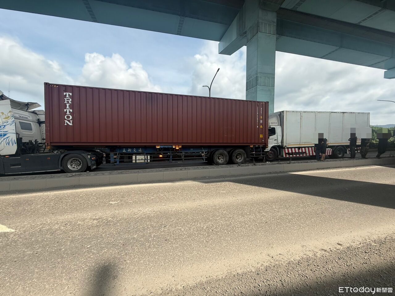 快訊/台北港出口前2貨櫃車追撞!司機胸悶送醫 後方車流回堵 | ETtoday社會新聞 | ETtoday新聞雲