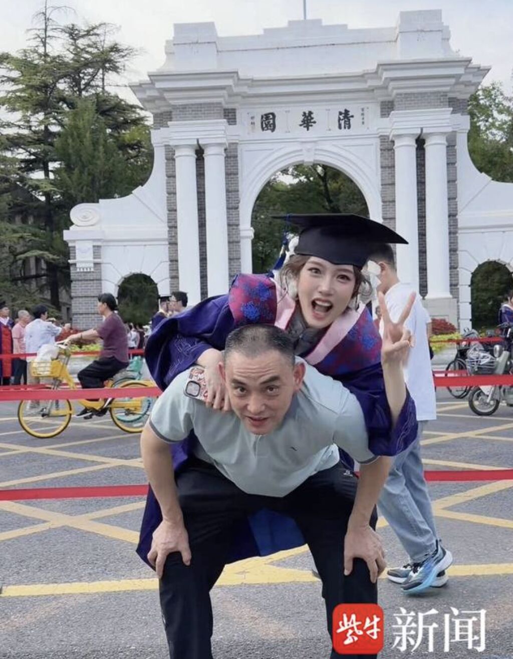[新聞] 父親背9歲女兒清大門口合照　17年後女兒 - 八卦 - PTT.BEST 批踢踢爆文 3