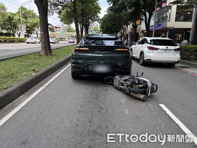 撞上等紅燈藍寶堅尼休旅 高雄女騎士嚇呆了...先加賴再談賠償