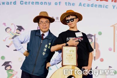 台南國中市長獎頒獎登場 411名畢業生與黃偉哲創意合影