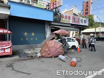旗山轎車失控衝路邊!撞爛4.4星飯糰攤車 民眾:還好今天公休