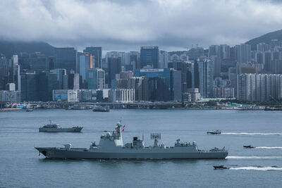 解放軍南寧艦停靠香港　李家超：充分體現國家高度重視