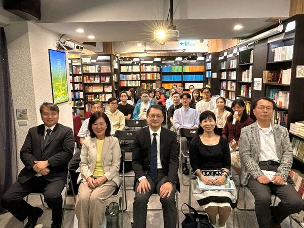 ▲商業發展研究院副院長張皇珍(前排左2)擔任主持人，中租控股策略長廖英智(前排中)、國票金租賃董事李憲宗(前排左1)，台灣金融研訓院金融穩定研究中心主任陳鴻達(前排右1)、淡江大學風險管理與保險學系教授何佳玲(前排右2)等與會貴賓合影。（圖／商研院提供）
