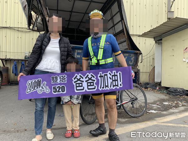 ▲兒子陪路跑卻遭輾斃，無照男判2年10月，父母心碎不已。（圖／陳父提供，下同）