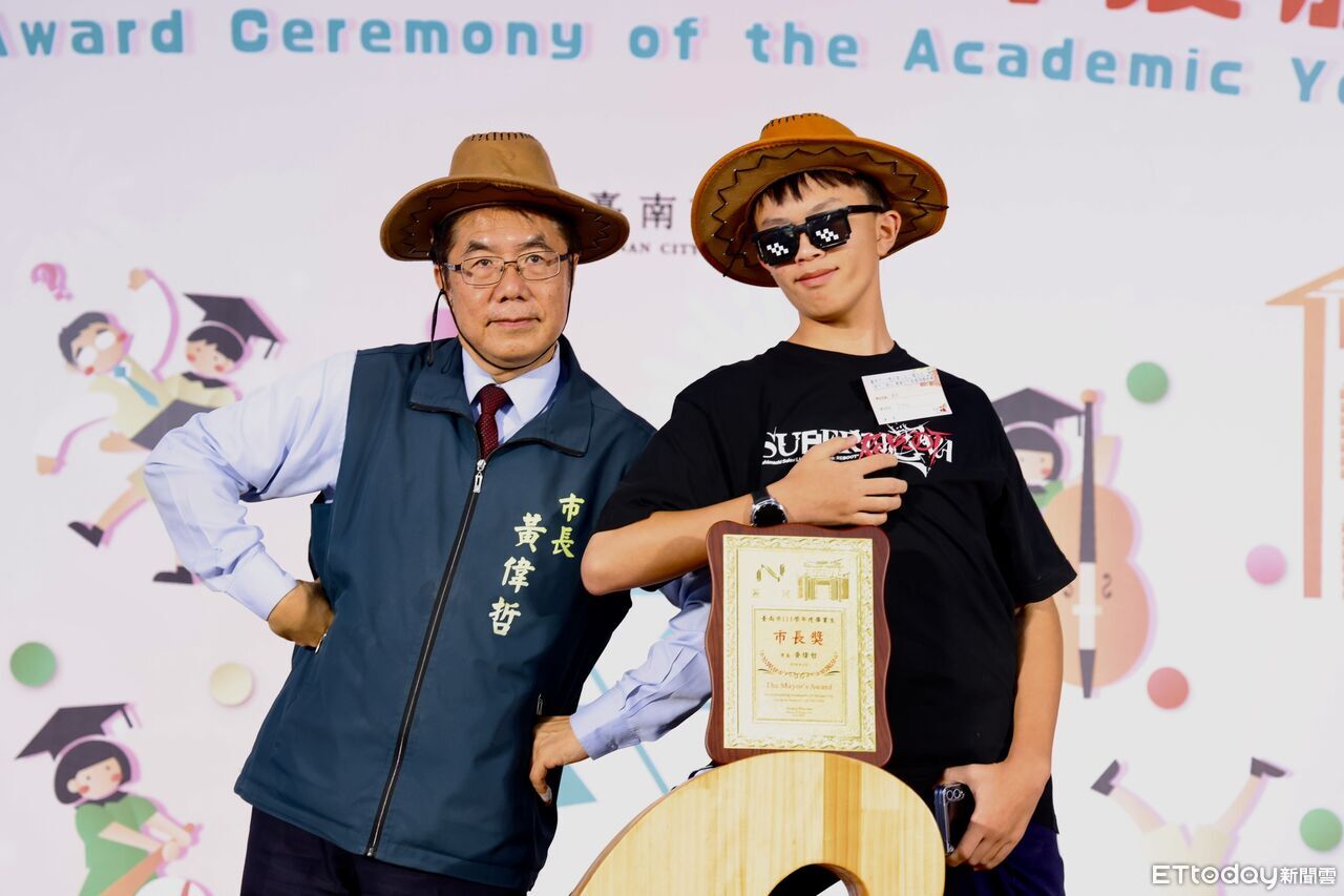 台南國中市長獎頒獎登場 411名畢業生與黃偉哲創意合影 | ETtoday地方新聞 | ETtoday新聞雲