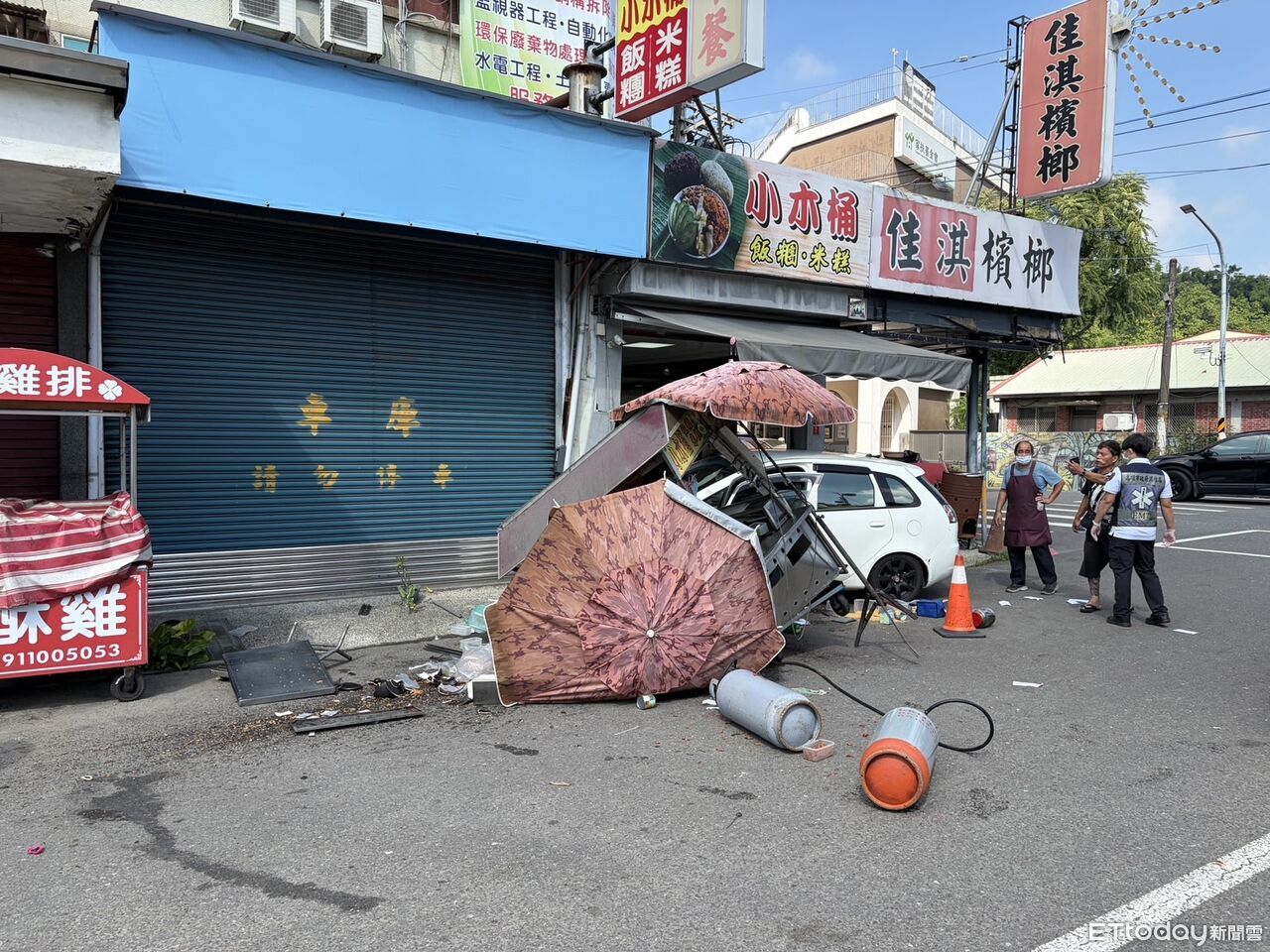 旗山轎車失控衝路邊!撞爛4.4星飯糰攤車 民眾:還好今天公休 | ETtoday社會新聞 | ETtoday新聞雲