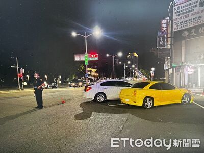 高雄女左轉不禮讓「猛撞直行車」 玻璃瞬間噴滿地...畫面曝光