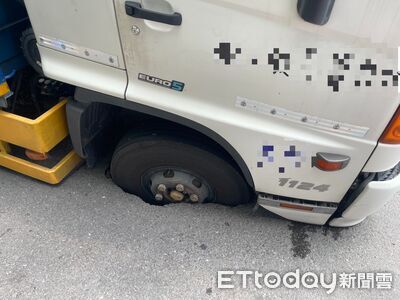 屏東市大貨車右輪突陷落路面 赫見直徑1公尺坑洞
