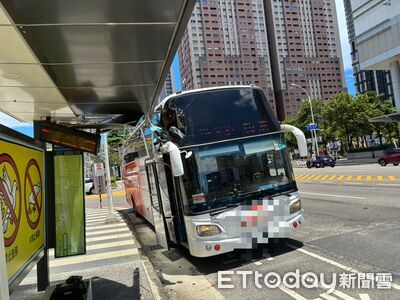 畫面曝光!巴士進站「沒抓好距離」猛撞站亭 擋風玻璃破大洞