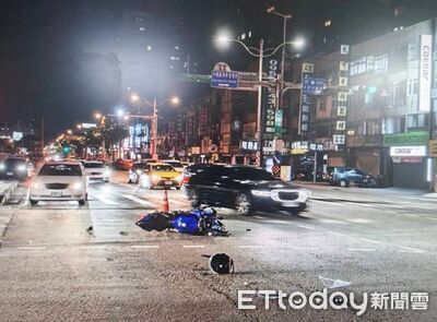 轎車左轉撞機車!21歲男噴飛重摔畫面曝 整排騎士目擊嚇傻