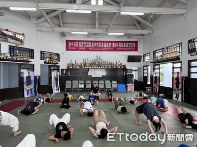 暑假第二天先來學柔道　中警開體驗營教孩子保護自己