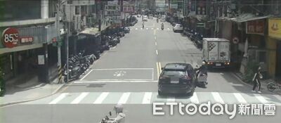 土城多元小黃左轉擦撞右轉機車 女騎士倒地擦挫傷送醫