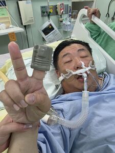 搶救成功!胡博硯腦血管瘤破裂送醫 親友曬病床比YA照:正在恢復中