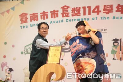 台南限定「市長陪你拍」登場 黃偉哲與575名畢業生創意合影