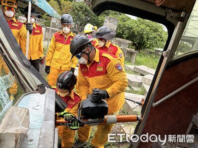 南消特搜大隊辦巴士破壞救援訓練　強化重大事故應變