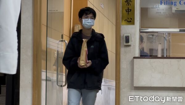 ▲▼ 戴郁軒露鳥騷擾議員林珍羽。（圖／記者劉昌松攝）