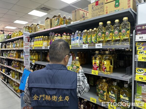 ▲▼ 大豆沙拉油驗出致癌物超標，金門縣衛生局稽查縣內販售通路。（圖／金門縣衛生局提供）