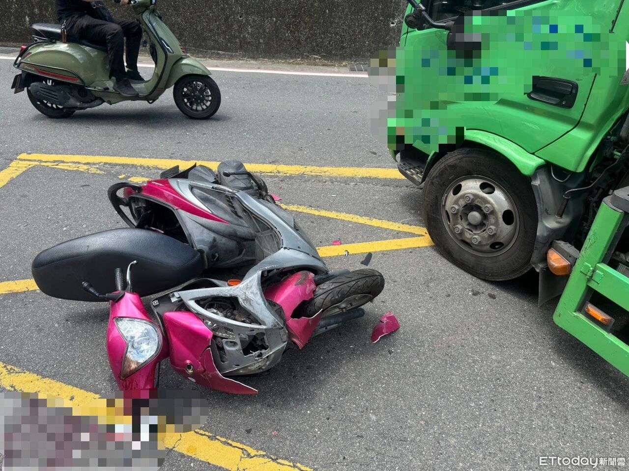 五股環保回收車剛駛出 女騎士迎面撞上!頭部鮮血直流送醫 | ETtoday社會新聞 | ETtoday新聞雲