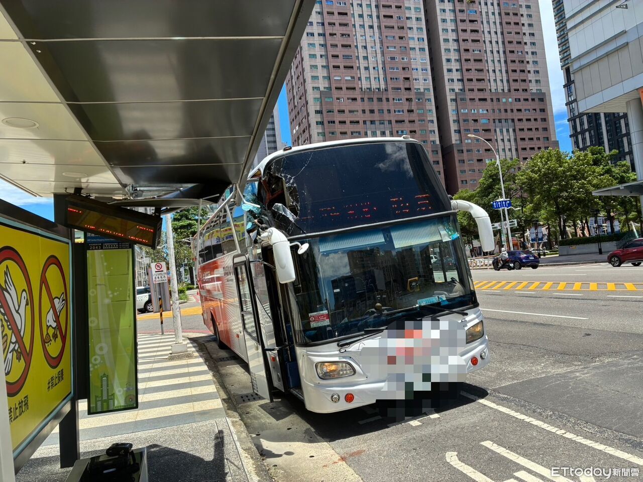 畫面曝光!巴士進站「沒抓好距離」猛撞站亭 擋風玻璃破大洞 | ETtoday社會新聞 | ETtoday新聞雲