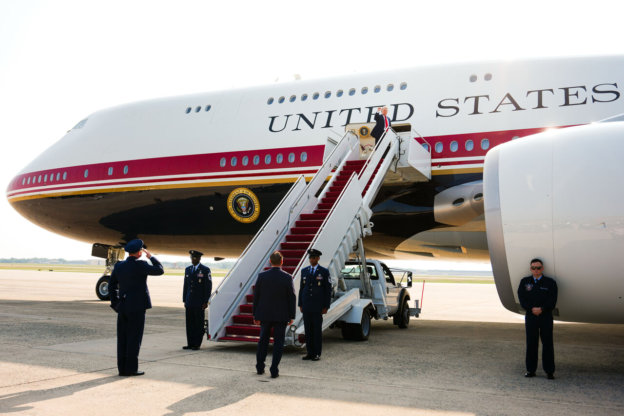 川普政府出手了!媒體爆新空軍一號安全漏洞 多名記者突收傳票 | ETtoday國際新聞 | ETtoday新聞雲