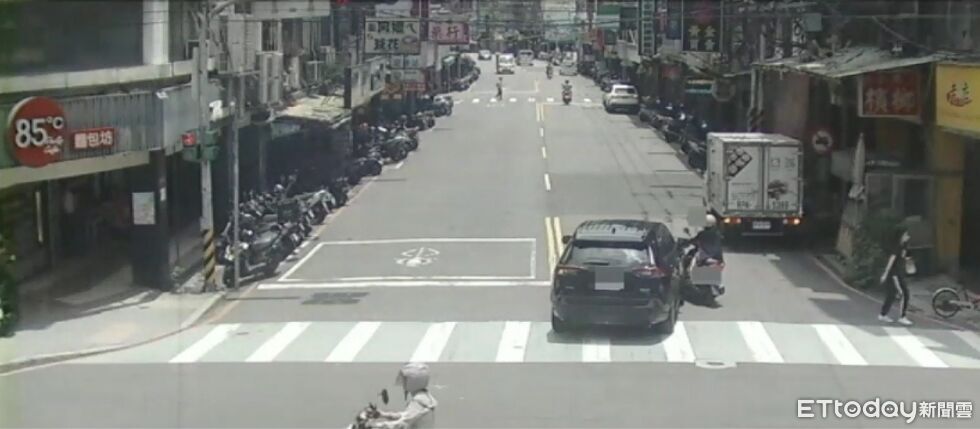 土城多元小黃左轉擦撞右轉機車 女騎士倒地擦挫傷送醫 | ETtoday社會新聞 | ETtoday新聞雲